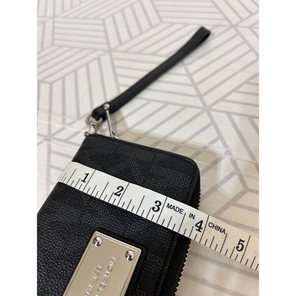 MICHAEL KORS Jet Set Black Monogram Wristlet  Wallet EUC - Picture 8 of 12